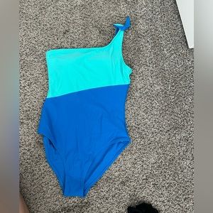 One shoulder one piece